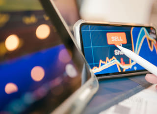 Multimarkedstrader som vurderer Bitcoin, Ethereum og valutavalgigheter